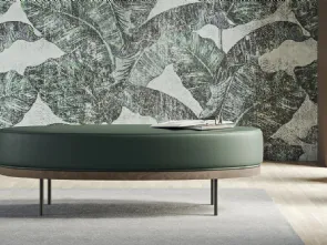 Pouf ovale in pelle con basamento in legno e piedini in metallo Beverly Doimo Salotti