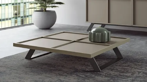 Tavolino in laccato opaco con base in metallo Otis di Doimo Salotti