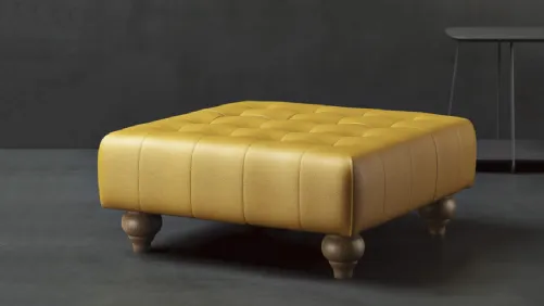 Pouf in pelle imbottito e trapuntato con piedini in legno Ronny di Doimo Salotti