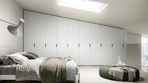 Armadio con ante battenti su misura per mansarde Logic di Dielle Modus